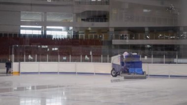 Buz biçme makinesi pistteki buzları güncelliyor.