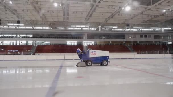 Cosechadora de hielo actualiza el hielo en la pista — Vídeos de Stock