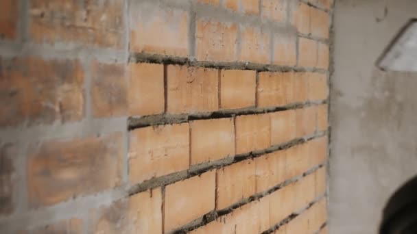 De Bouwer brengt cement mortel aan op de bakstenen muur. — Stockvideo