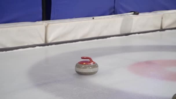 Der Curling-Stein rutscht auf dem Eis. — Stockvideo