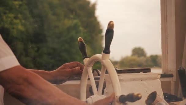 The ships captain turns the wheel of the ship — Stock Video