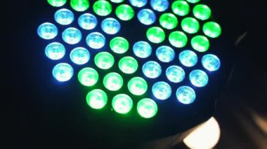 Diskodaki bir armatürde çok renkli ampuller.