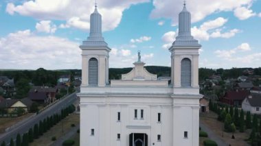 Kameranın Doğu Avrupa 'daki Katolik Kilisesi üzerinden uçuşu.