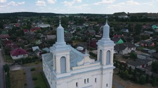 Політ камери над католицькою церквою у Східній Європі.. — стокове відео