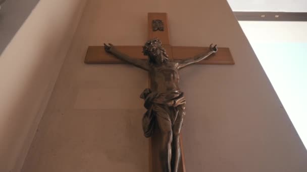 Crucifixión de Cristo en la Iglesia — Vídeos de Stock