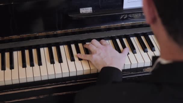 Un musicista suona il pianoforte. — Video Stock