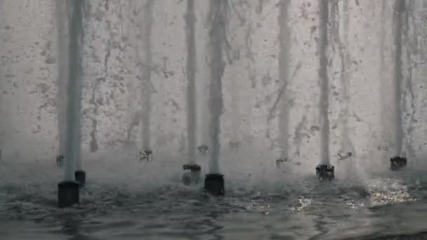 Bouřlivé vodní trysky v městské fontáně — Stock video