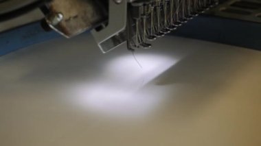 Endüstriyel bir robot dikiş makinesi..