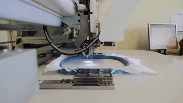 Funcionamiento de una máquina de coser robótica industrial. — Vídeos de Stock