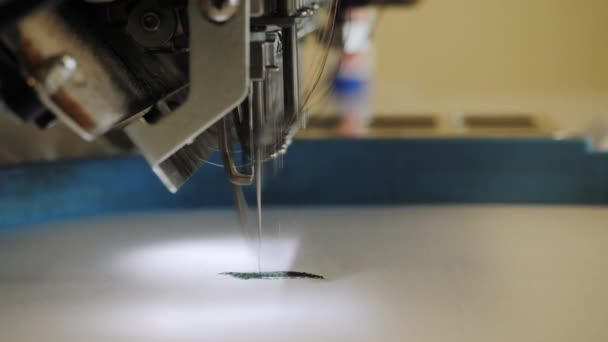 Funcionamiento de una máquina de coser robótica industrial. — Vídeos de Stock