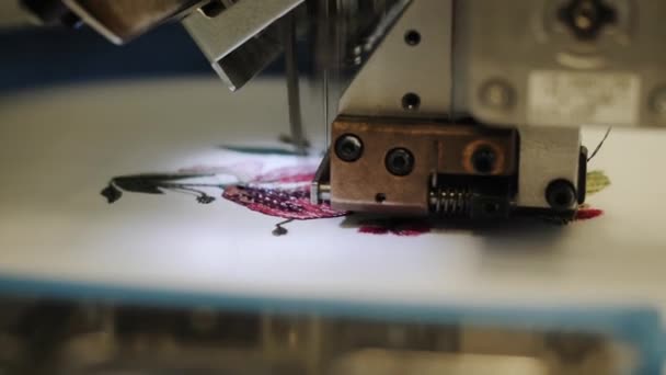 Funcionamiento de una máquina de coser robótica industrial. — Vídeos de Stock