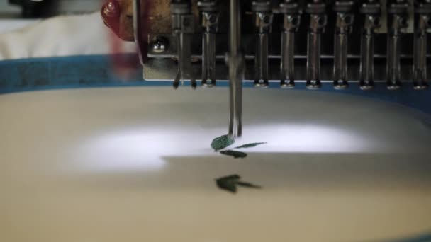 Provoz průmyslového robotického šicího stroje. — Stock video