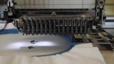 Endüstriyel bir robot dikiş makinesi..