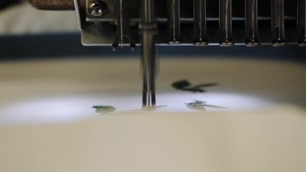 Funcionamiento de una máquina de coser robótica industrial. — Vídeos de Stock