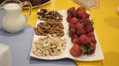 Bir süper yemek. Kahvaltı için çilek ve fındık..