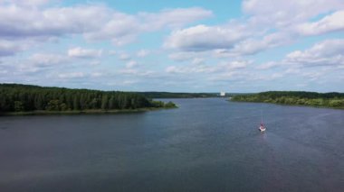 Kamera bir kuşun uçuşu yüksekliğinde nehir boyunca uçar.
