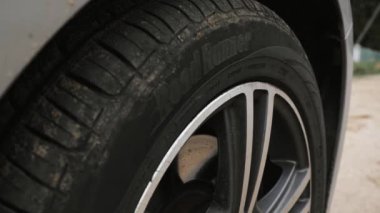 Kamera araba tekerleği boyunca tepeden tırnağa yavaşça hareket eder..