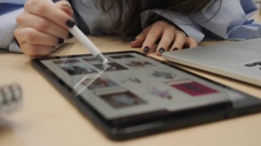 Girişimci kız tablet kullanıyor..