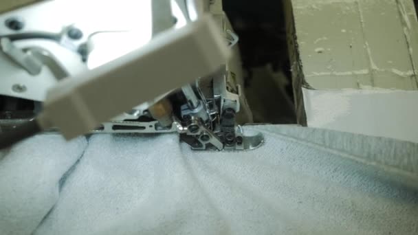 Seamstress trabalhando na máquina de costura — Vídeo de Stock