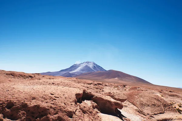 Volkan Ollague, Bolivya ve Şili arasındaki sınır.