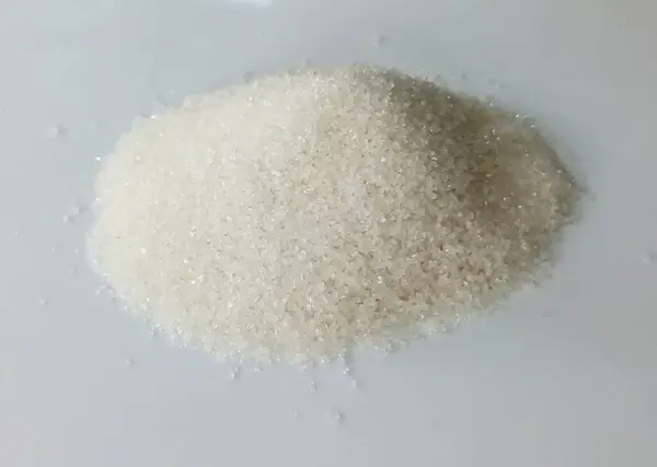 Şeker yığını beyaz arkaplanda izole edildi