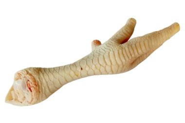 Beyaz arka planda izole edilmiş taze çiğ tavuk ayakları.