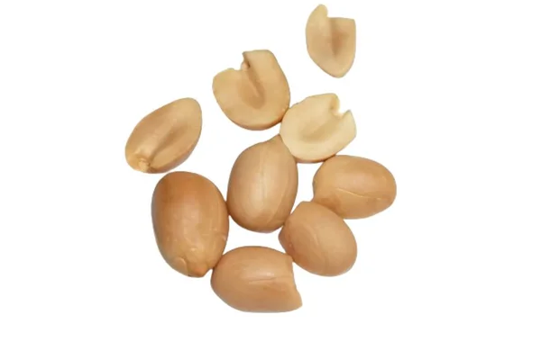 beyaz arkaplanda izole edilmiş yerfıstıkları