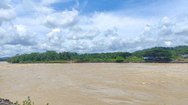 Büyük akıntılı Serayu nehri manzarası