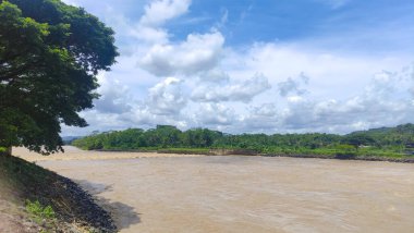 Büyük akıntılı Serayu nehri manzarası