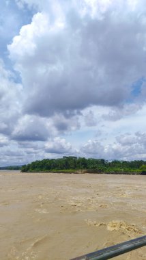 Büyük akıntılı Serayu nehri manzarası