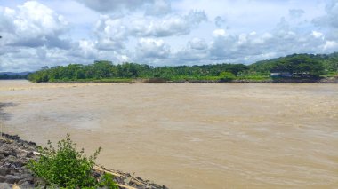 Büyük akıntılı Serayu nehri manzarası