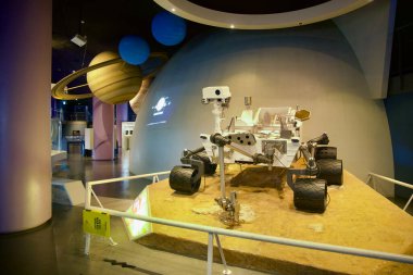 Mars aracının tam ölçekli bir modeli Jeju Uzay Müzesi 'nde sergilenmekte, gezegen modellerinin asılı olduğu Mars arazisinin simülasyonuna ait gerçekçi bir kopyası ile gezegensel keşiflerin altını çizmektedir..