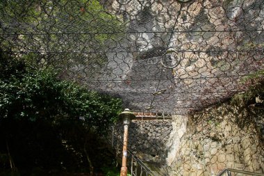 Sanbangsan 'daki patikanın yukarısında, sarp kayalıkların altındaki yolda ziyaretçileri koruyan koruyucu kayalıklar var..