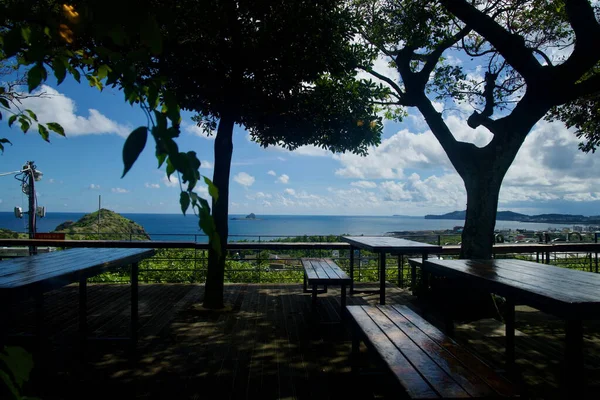 Sanbangsan Dağı 'ndaki Bomunsa Tapınağı' ndaki Daeungjeon Salonu 'nun girişi. Süslü çatı süslemeleri ve taş basamakları var..