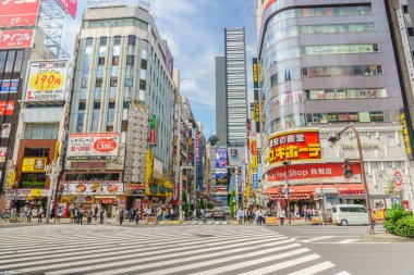 Tokyo, Japonya-5 Haziran 2019: Shinjuku 's Kabuki merkez yolu, Tokyo, Japonya.