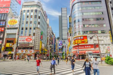 Tokyo, Japonya-5 Haziran 2019: Shinjuku 's Kabuki merkez yolu, Tokyo, Japonya.