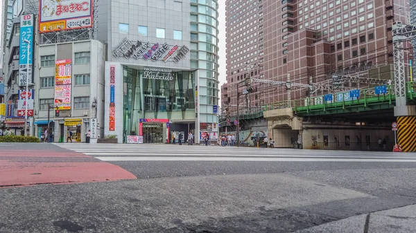 Tokyo, Japan-5 juni, 2019: Shinjuku-distriktet. Shinjuku är en speciell församling som ligger i Tokyo Metropolis, Japan. Det är ett stort kommersiellt och administrativt centrum . — Stockfoto