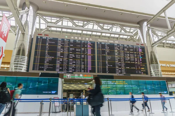 Chiba, Japón - 5 de junio de 2019:: Dentro de la terminal 2 del aeropuerto de Narita en Japón. El Aeropuerto de Narita es el aeropuerto internacional predominante en Japón . — Foto de Stock