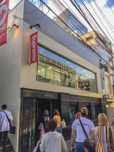 Tokyo, Japan-5 juni, 2019: Supreme Store i Tokyo. Supreme är en skateboard Shop klädmärke. etablerad i New York City i april 1994. Varumärket grundades ursprungligen av James Jebbia. — Stockfoto