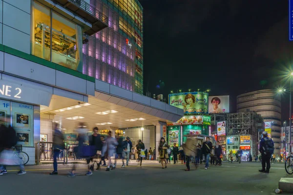 Tokyo, Japan - November 18, 2016: Shijuku station.Shinjuku is a special ward located in Tokyo Metropolis, Japan. Является крупным коммерческим и административным центром — стоковое фото