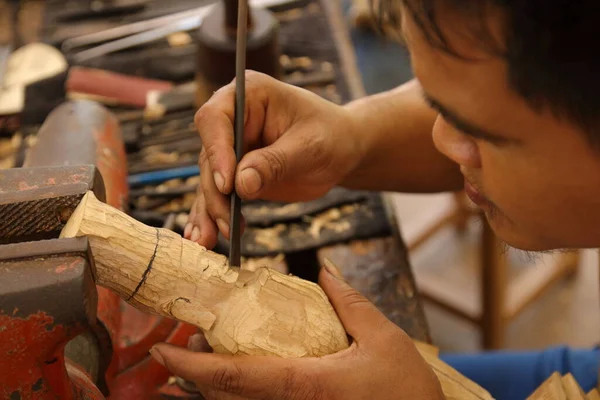 Artist Carefully Hand Crafting Statue Miniature Cambodia Art Center — Stock Photo, Image