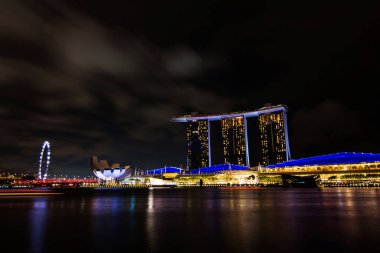 Marina Sands Kumarhanesinde Singapur gece manzarası
