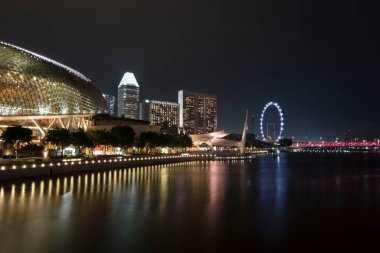 Singapur gece şehir ışıkları manzarası 