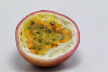 Tutku meyvesinin sulu içeriğini gösteren izole edilmiş makro pozu. Meyve bir pepo, oval, yuvarlak yuvarlak veya koyu mor, olgunluk, yumuşak sert, sulu bir iç ile sayısız tohum ile dolu. 