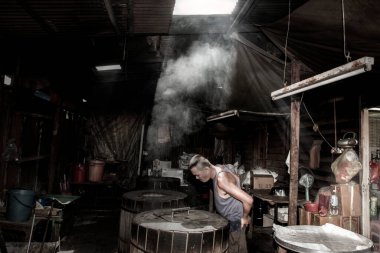 Geleneksel 'heong pang' (frangance bisküvisi) Gunung Rapat, Perak, Malezya 'ya hindistan cevizi kabuğu ateşiyle yapılıyor.