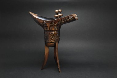 Antik Çin törensel bronz şarap kadehi . 