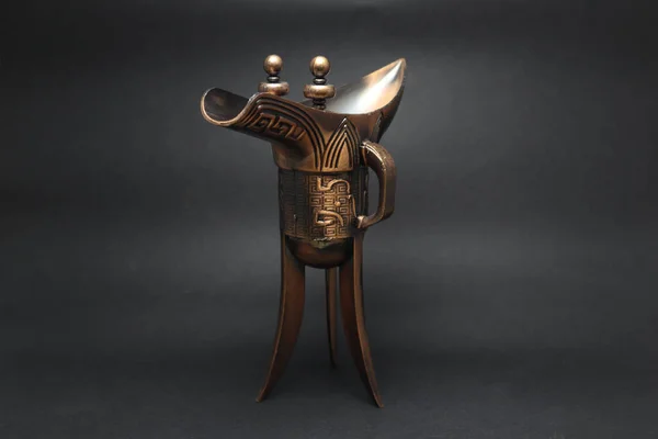 古代中国の儀式用ブロンズワインカップ ストックフォト