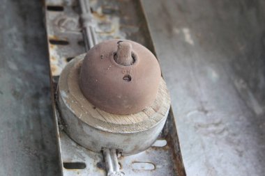 Bu, Malezya 'daki son teneke madencilik tarağı, Tanjung Tualang. Fotoğraflar, tarağın ziyaretçilerin güvenlik nedeniyle gemiye girmesine izin vermemesinden önce 2011 yılında çekilmişti.. 