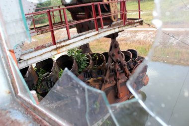 Bu, Malezya 'daki son teneke madencilik tarağı, Tanjung Tualang. Fotoğraflar, tarağın ziyaretçilerin güvenlik nedeniyle gemiye girmesine izin vermemesinden önce 2011 yılında çekilmişti.. 