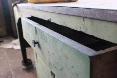 Bu, Malezya 'daki son teneke madencilik tarağı, Tanjung Tualang. Fotoğraflar, tarağın ziyaretçilerin güvenlik nedeniyle gemiye girmesine izin vermemesinden önce 2011 yılında çekilmişti.. 